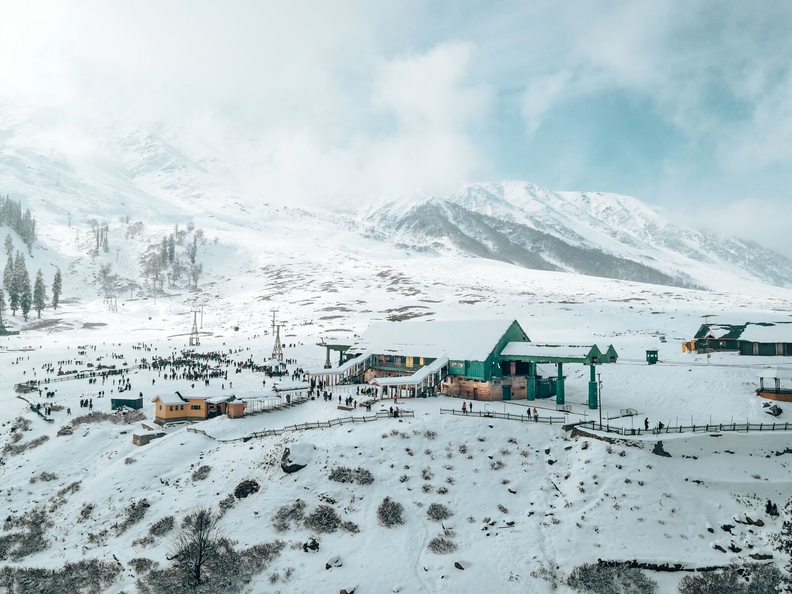 Turistas em paisagem nevada