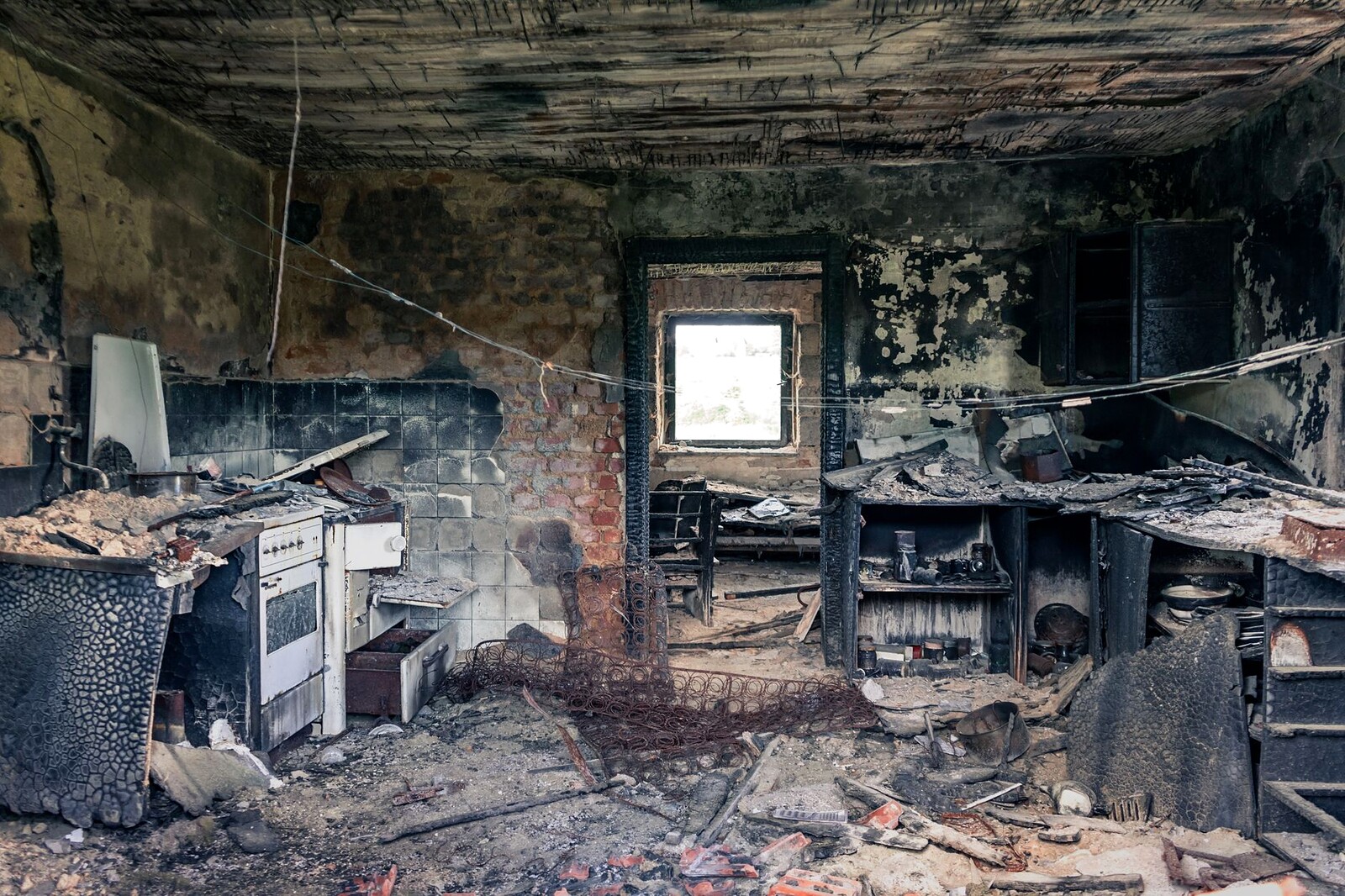 Estrutura de casa queimada