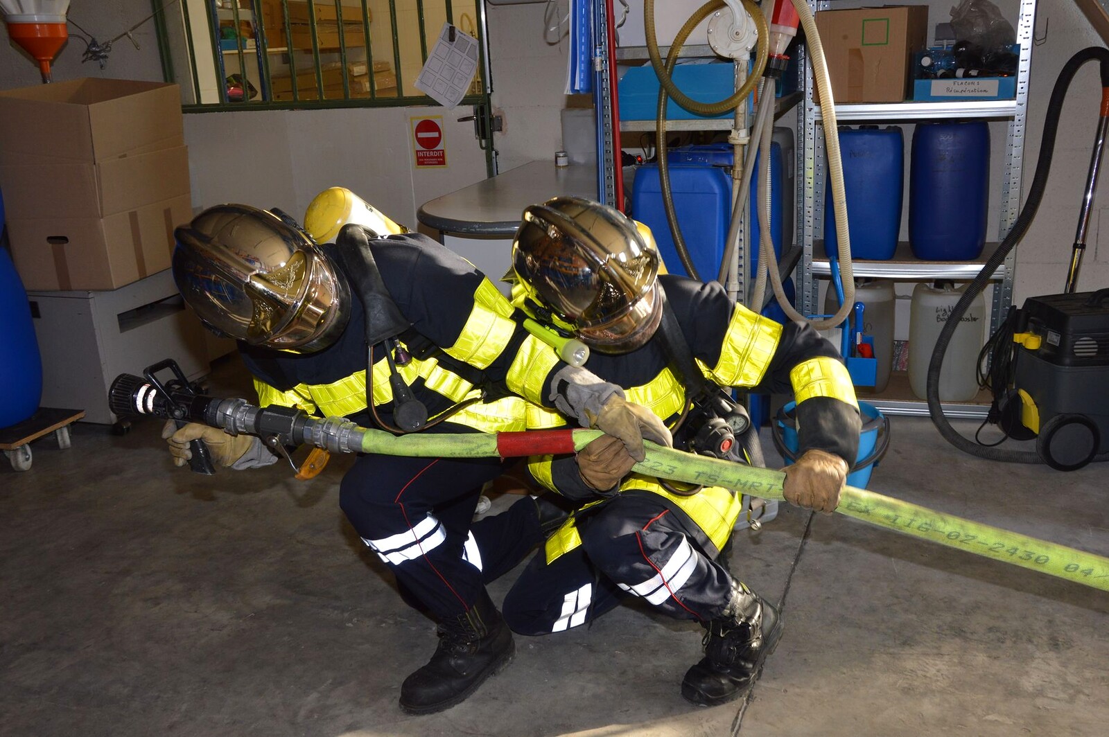 Bombeiros combatendo incêndio