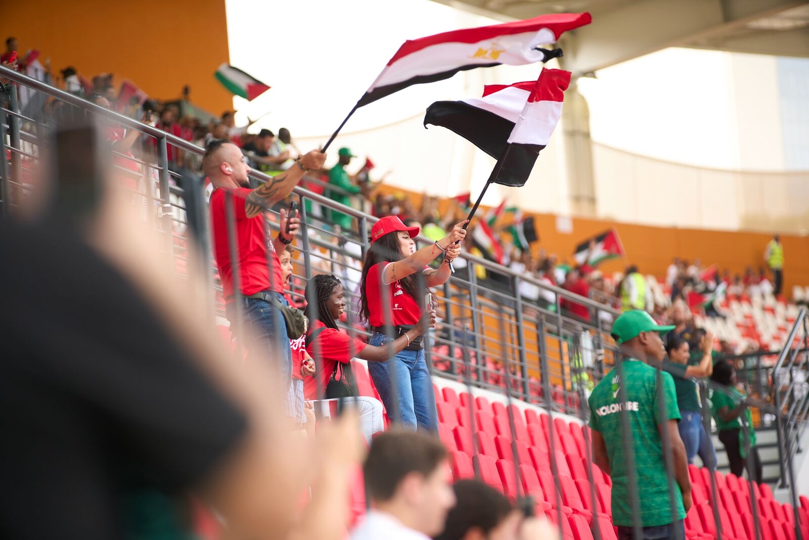 Torcedores assistindo ao jogo