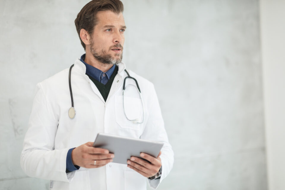 Paciente faz exame de fundo de olho em equipamento de oftalmologia