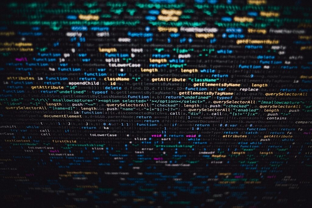 Corredor de data center com servidores iluminados processando modelos de inteligência artificial